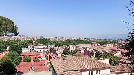 屋顶上天线的场景是整个城市的宽阔风景视频的预览图