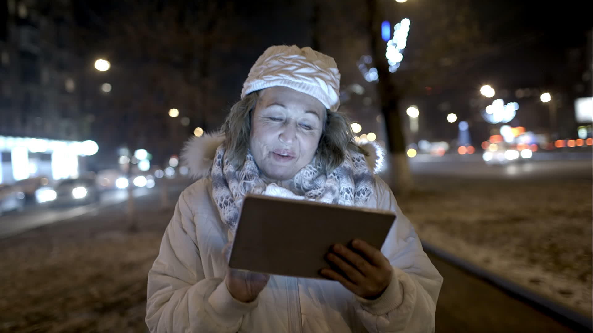 快乐的女人晚上带着垫子走在街上视频的预览图
