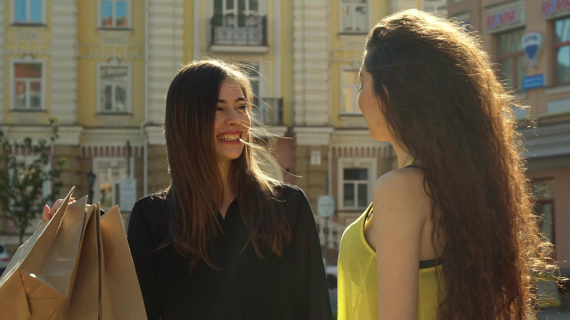 女性朋友在街上聊天视频的预览图
