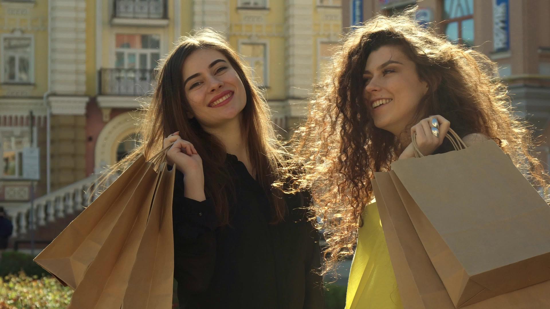 女性朋友批准她们在城市购物视频的预览图