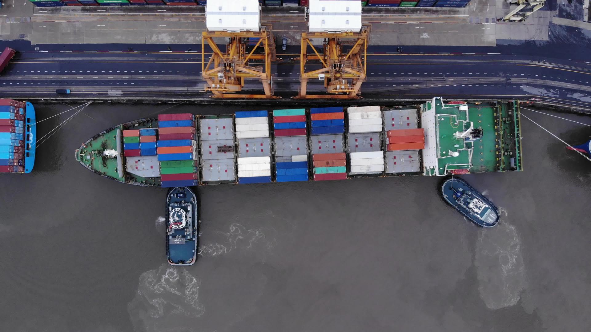 大型货船在大型港口装载集装箱视频的预览图