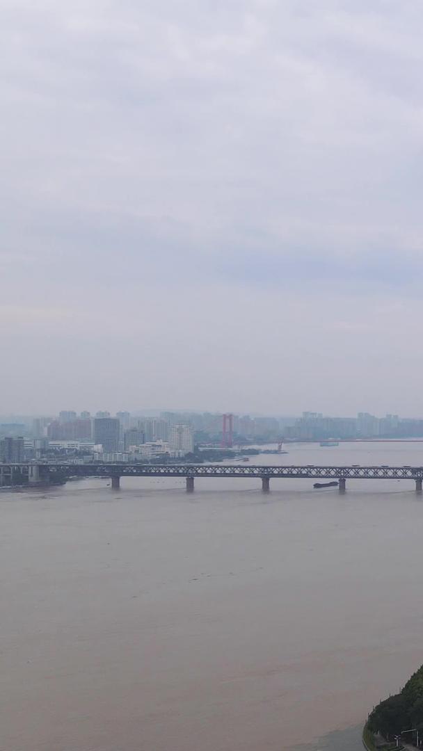 航拍风景城市长江中下游汛期长江最危险的龙王庙段汉江汇入长江材料视频的预览图