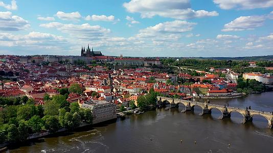 布拉格中心的全景布拉格城市景观视频的预览图