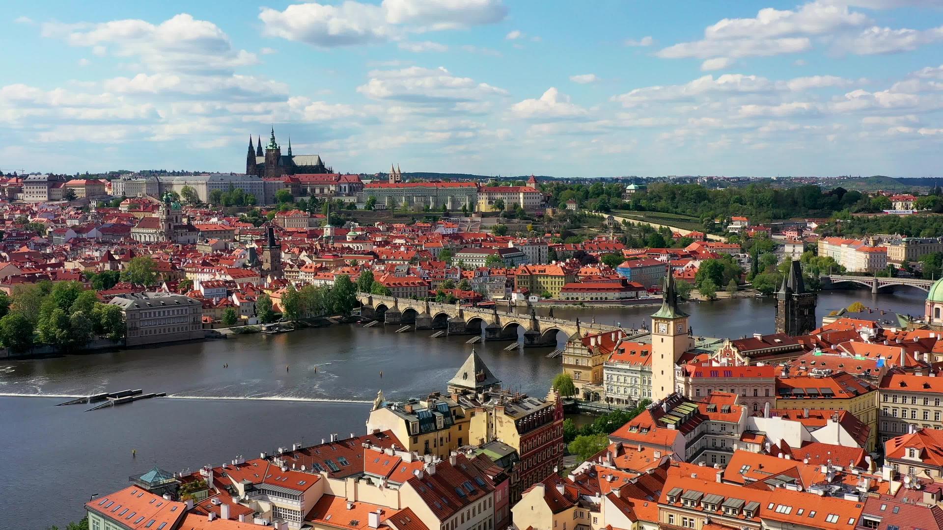 布拉格市中心的城市景观视频的预览图