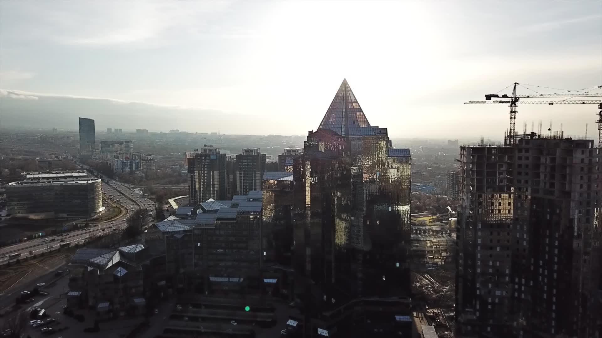哈萨克斯坦城市现代建筑视频的预览图