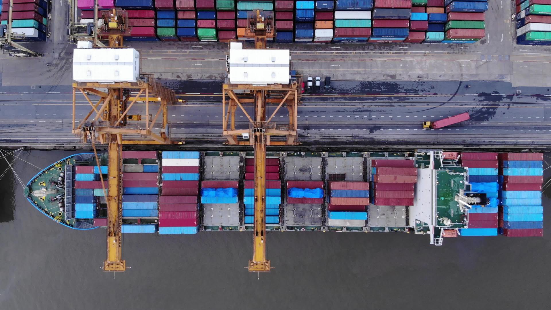 大型货船在大型港口装载集装箱视频的预览图