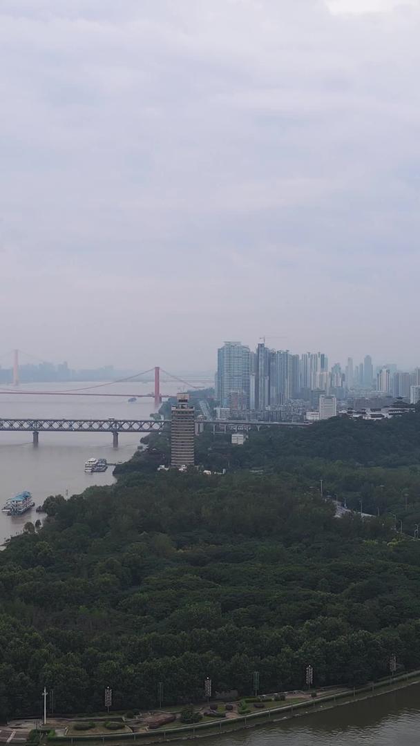 航拍风景城市长江中下游汛期长江最危险的龙王庙段汉江汇入长江材料视频的预览图