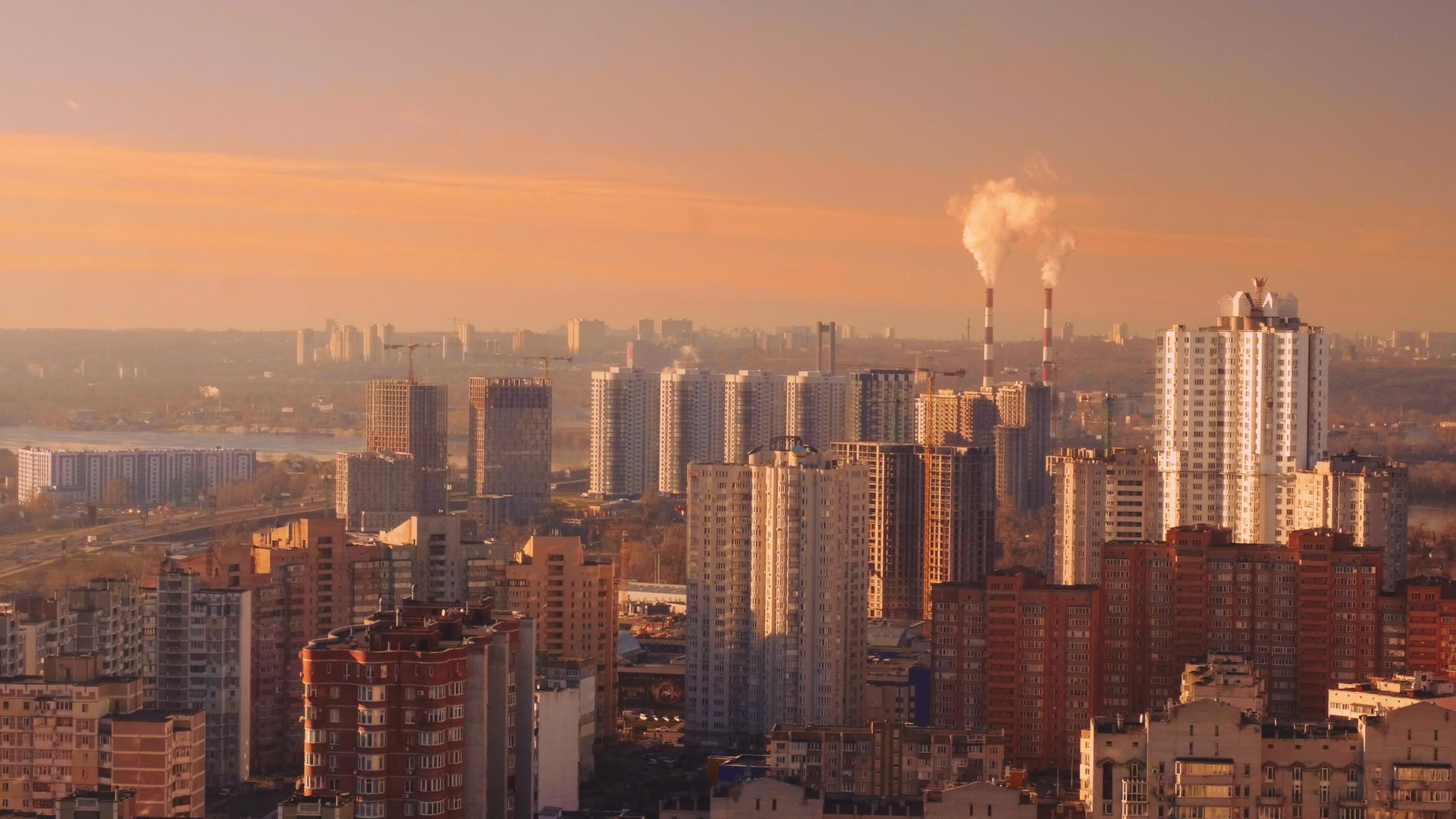 从高冬季城市从高层屋顶看城市交通视频的预览图