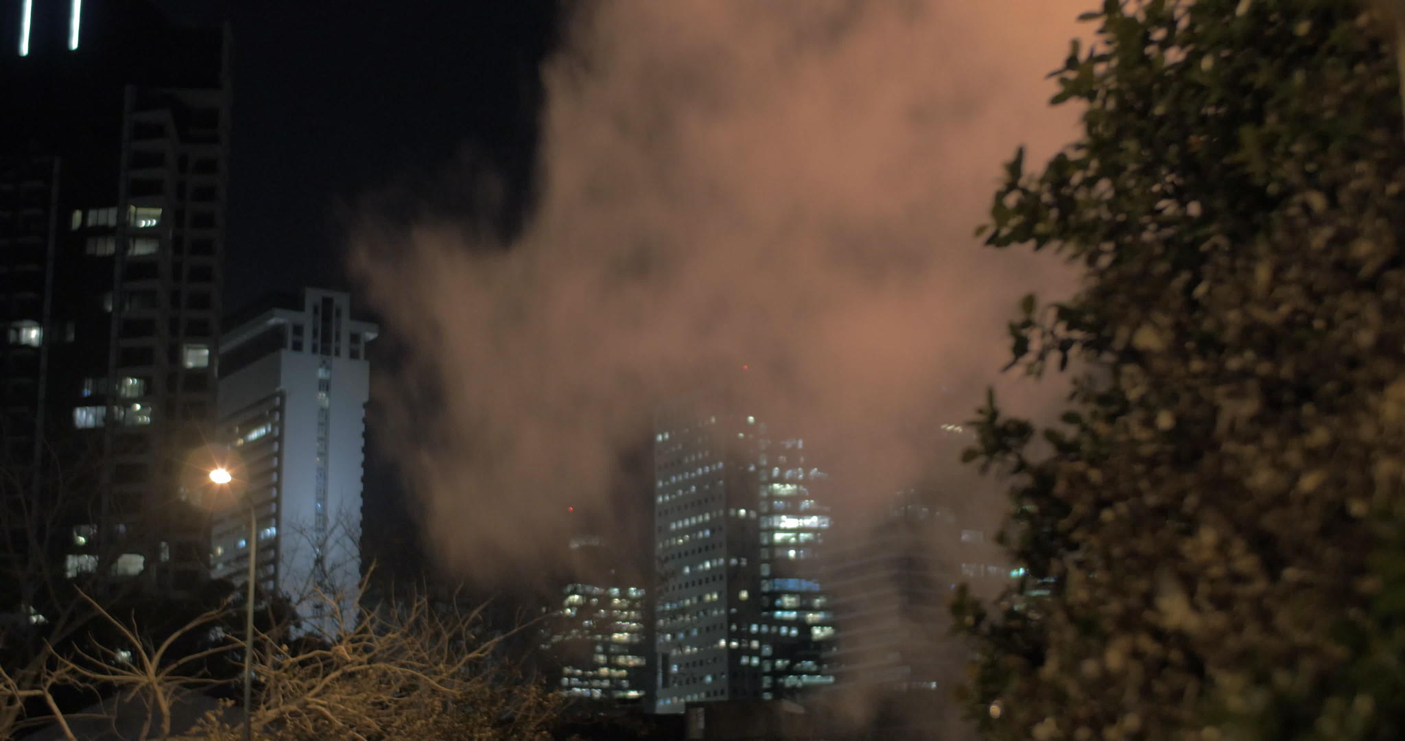 城市景观和冷却蒸汽视频的预览图