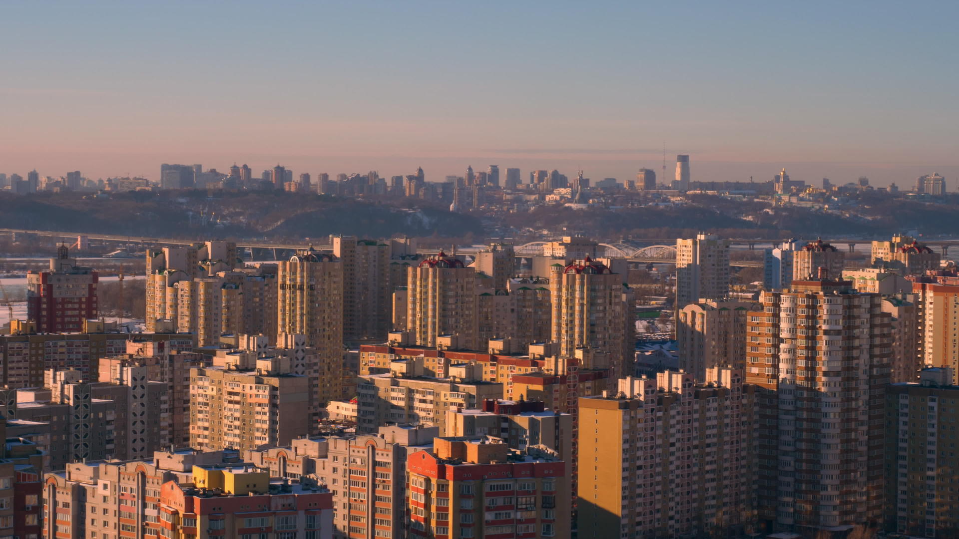 从高现代城市从高楼的屋顶上看城市的交通视频的预览图