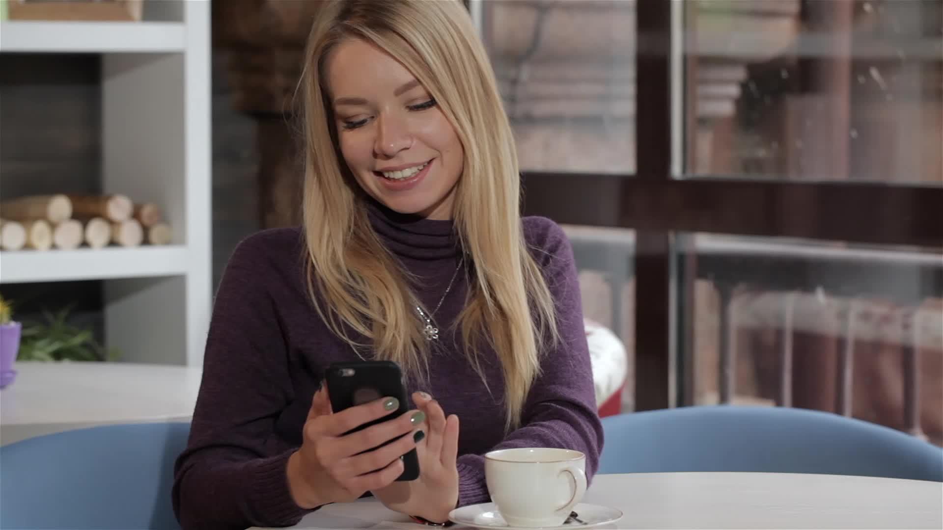 女人用手机给咖啡馆留言视频的预览图