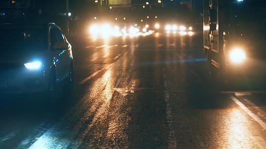 低角度拍摄夜晚行驶路上的汽车视频的预览图
