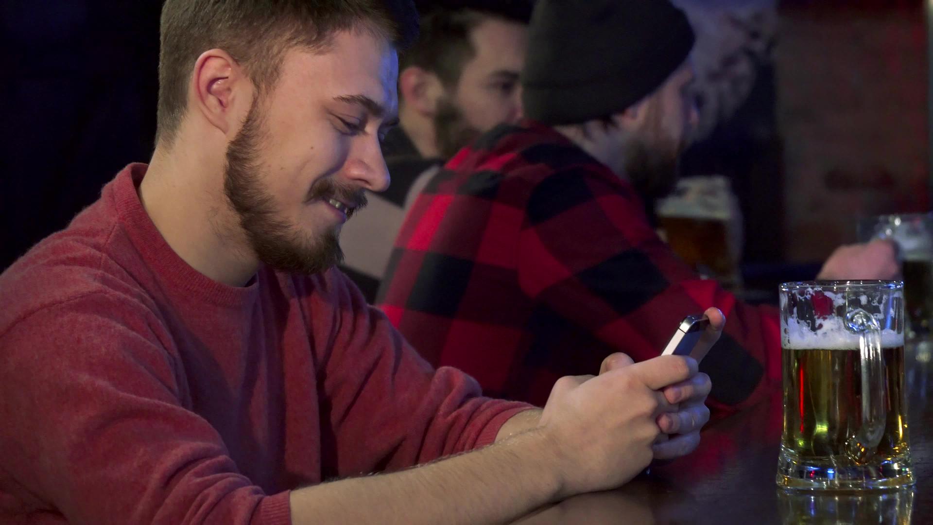 在酒吧的智能手机上打字的人视频的预览图