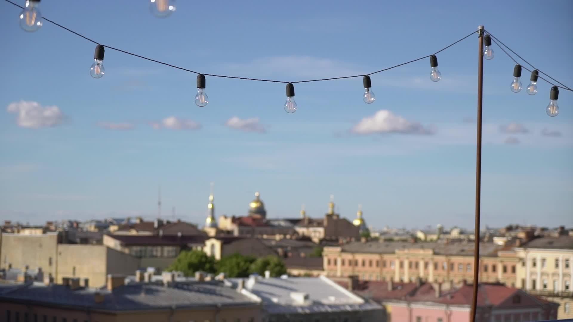 在圣彼得堡市中心拉起灯吊带视频的预览图