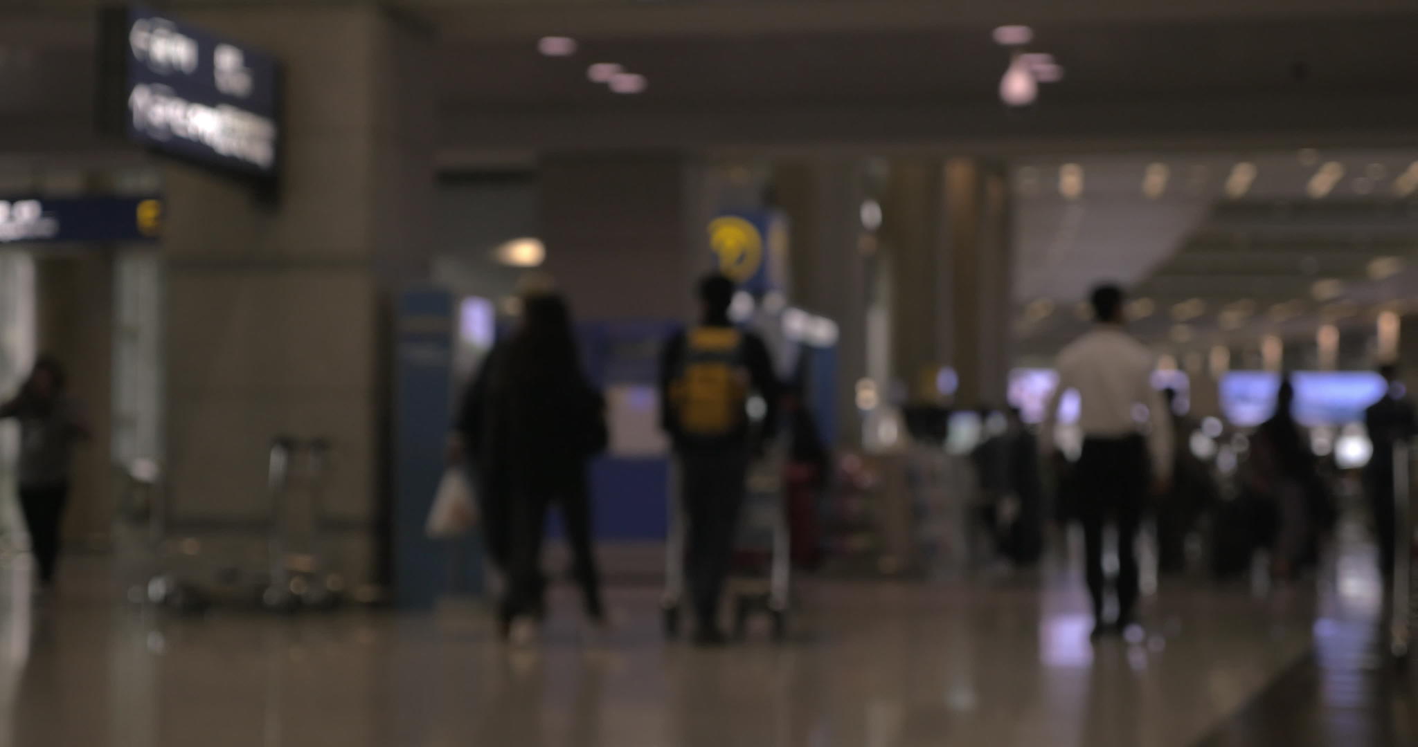 机场行人在首尔市视频的预览图