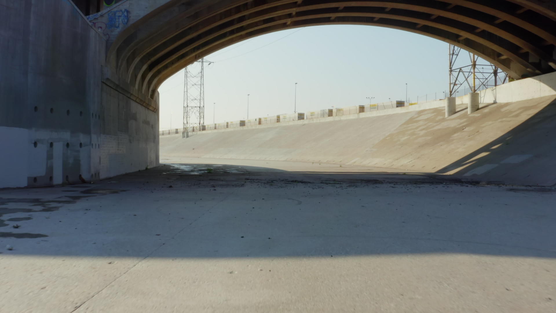 洛杉矶加州日光4在河桥下k视频的预览图