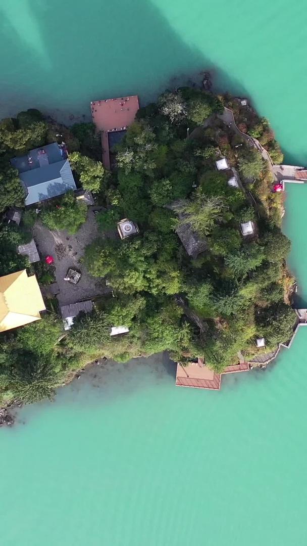 西藏风光巴松措湖心岛航拍视频视频的预览图