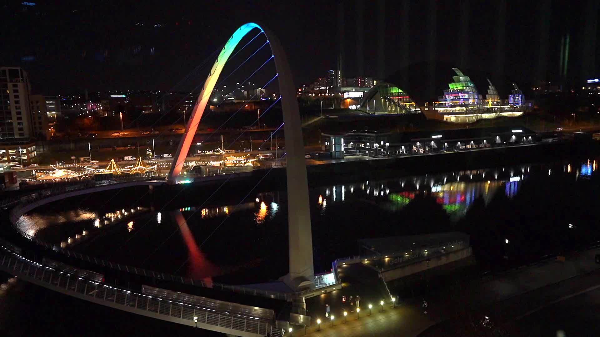 晚上延时的步行桥视频的预览图
