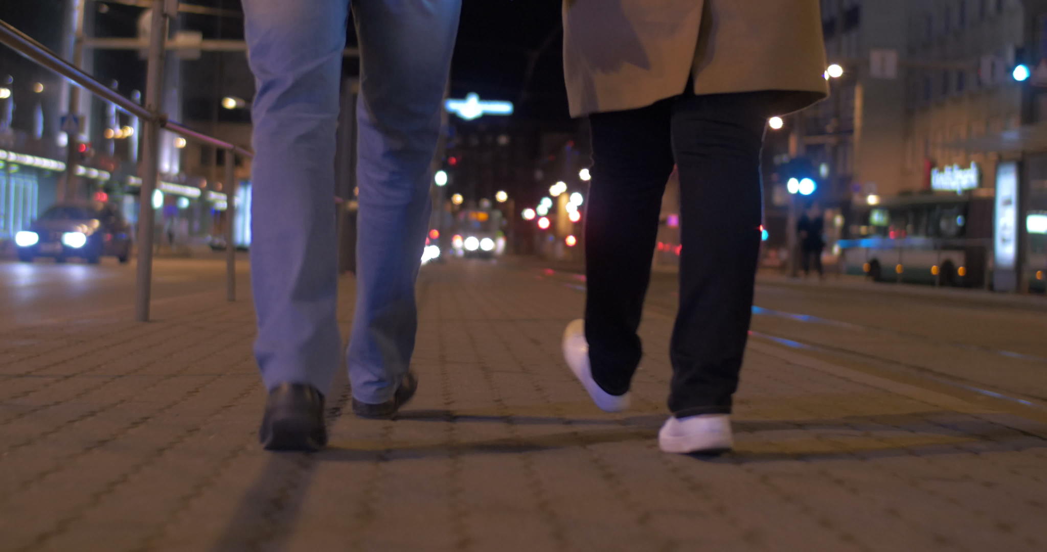 晚上在城里散步的情侣视频的预览图