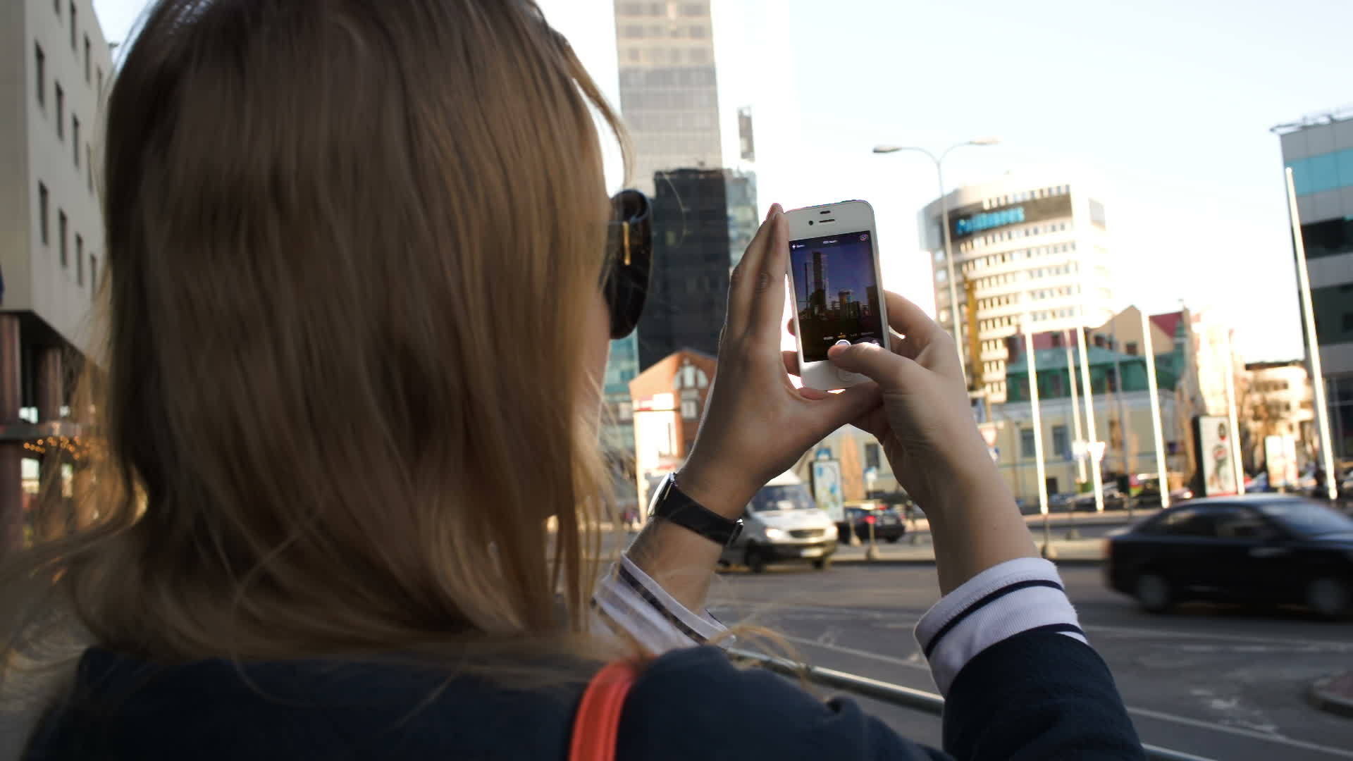 城里的女人用她的智能手机拍照视频的预览图