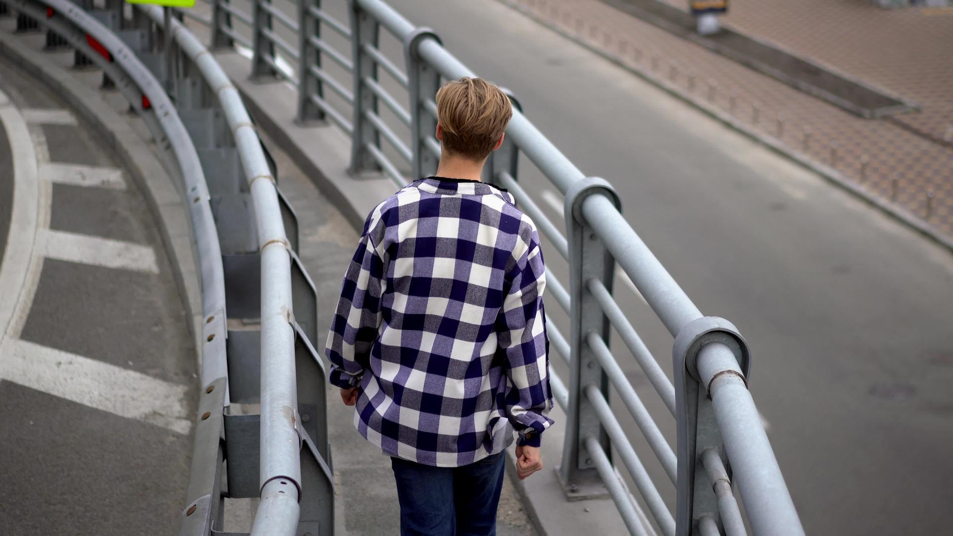 男人走在城市的桥上视频的预览图