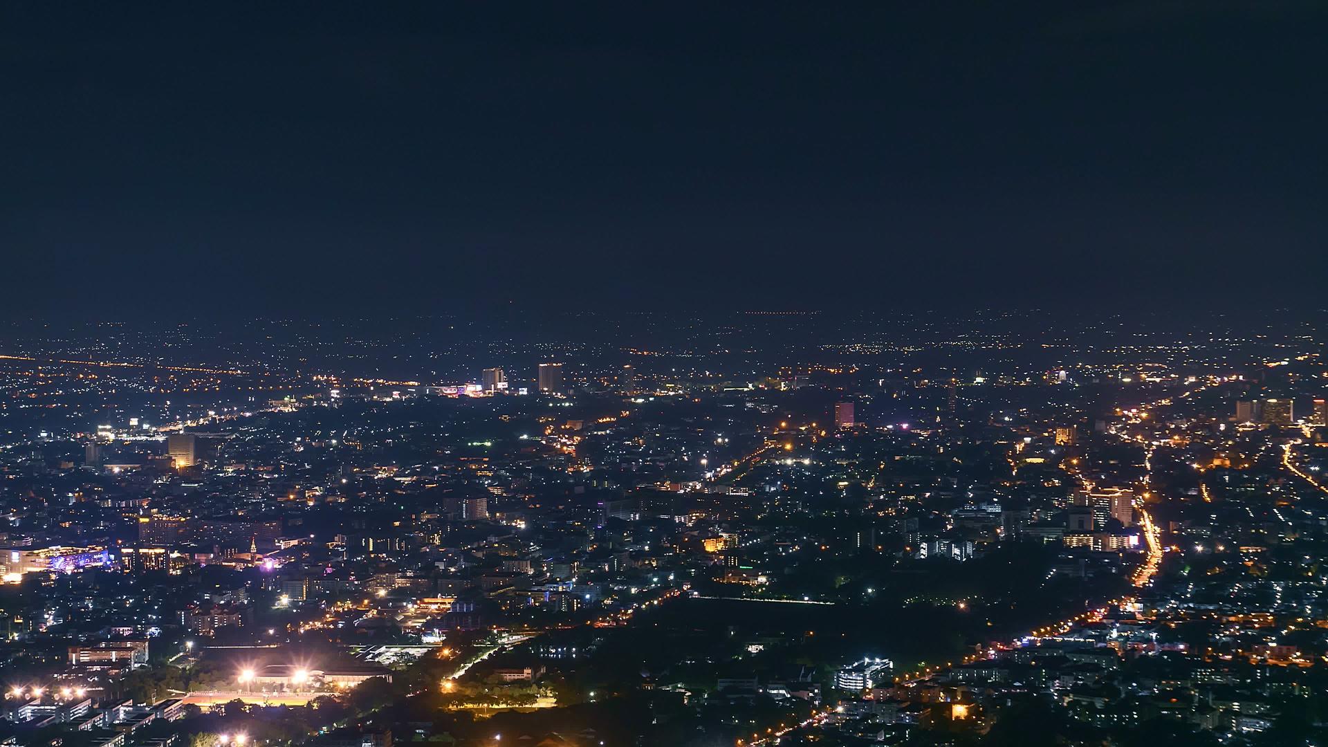 晚上从高角度看公墓路边的吉昂马城延时视频的预览图