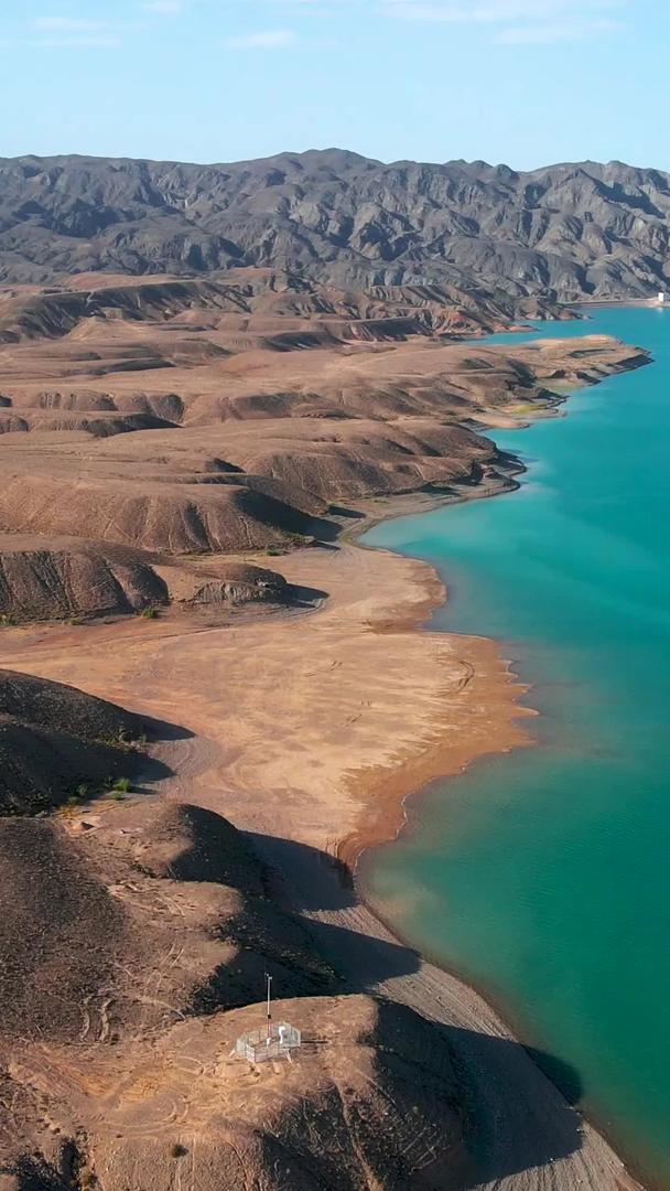最大、最早的航拍嘉峪关人工湖黑山湖自然风光视频的预览图