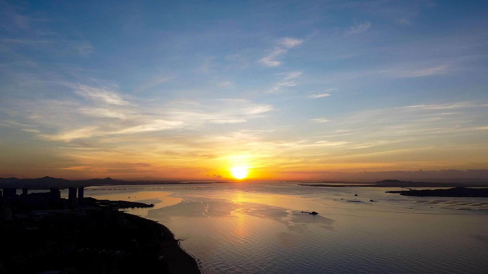 厦门海滩清晨日出航拍视频的预览图