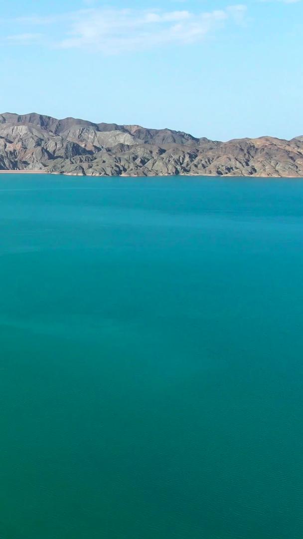 最大、最早的航拍嘉峪关人工湖黑山湖自然风光视频的预览图