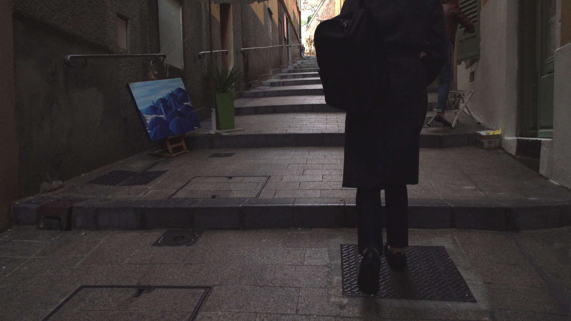 女游客走在老城狭窄的街道上视频的预览图