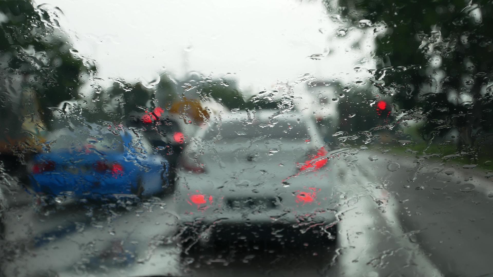 汽车玻璃窗第一视角被大雨淋湿视频的预览图