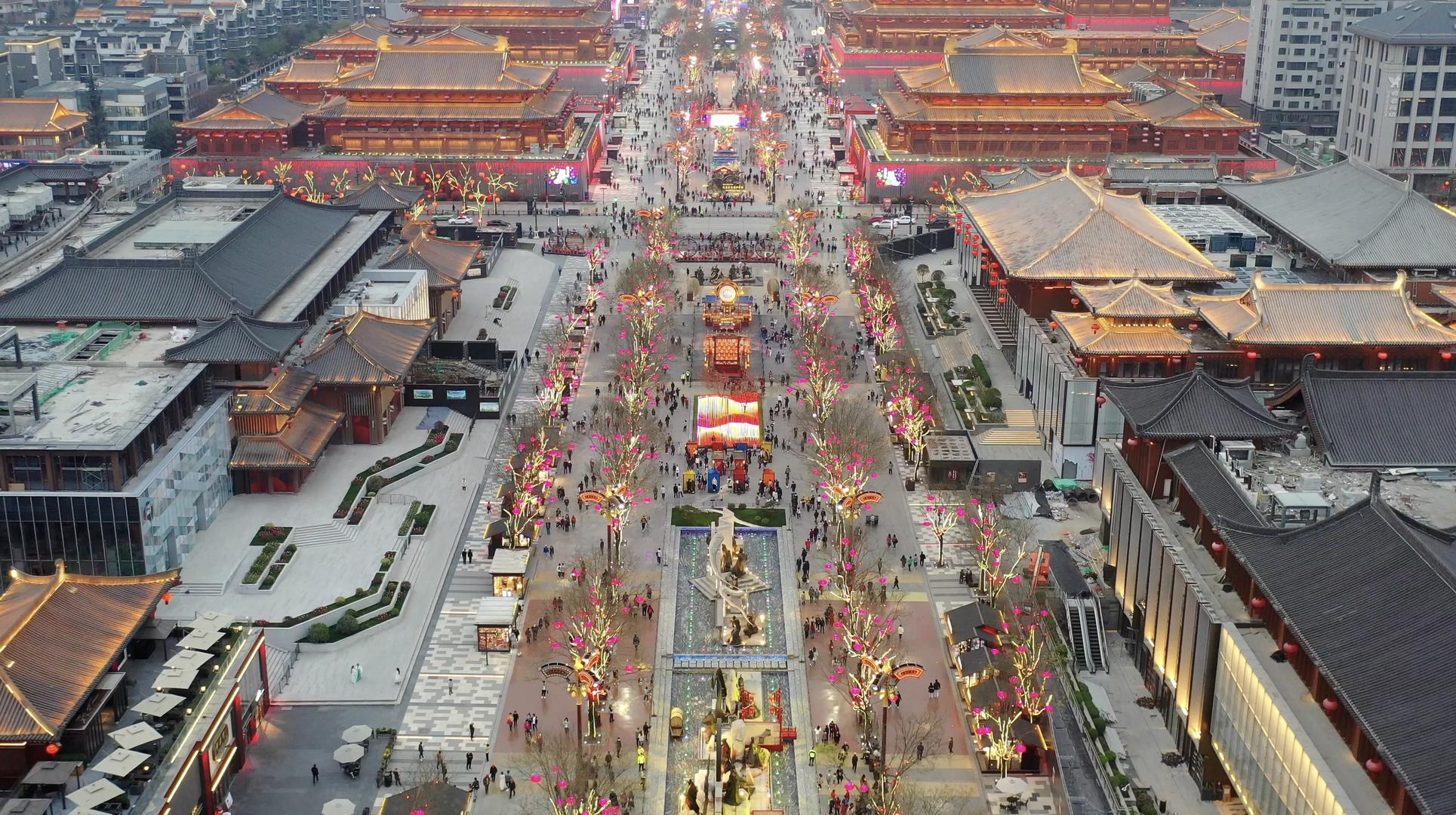 西安大唐不夜城夜景航拍4K视频视频的预览图