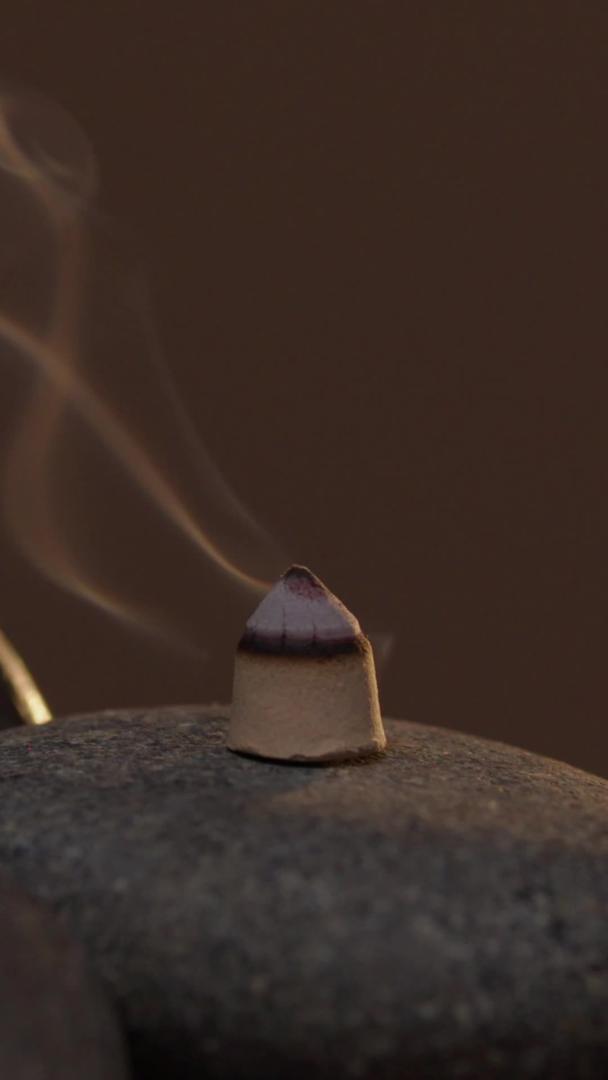 一粒檀香燃烧在鹅卵石上视频的预览图