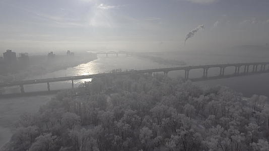 城市在雪地里飞过森林视频的预览图