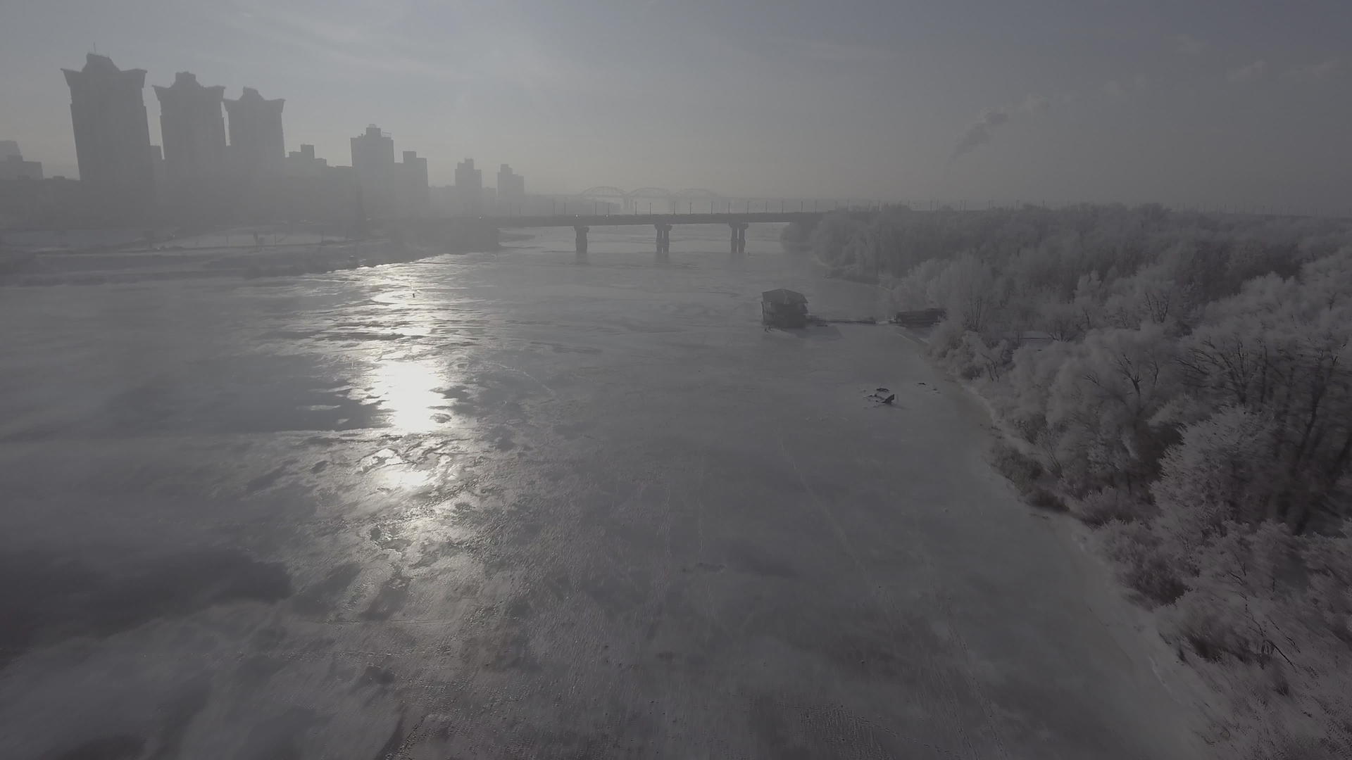 在冰冻的河上飞行视频的预览图