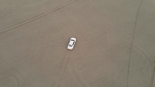 4K航拍沙地里行驶的汽车视频素材视频的预览图