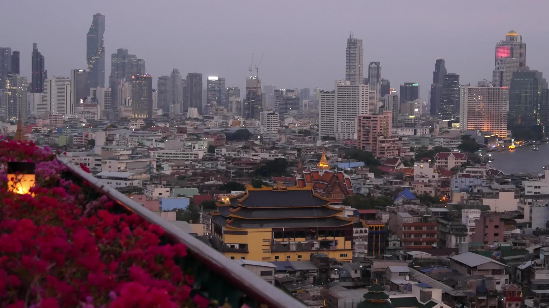 美丽的花棚对抗传统房屋和摩天大楼的城市风景Bangkok视频的预览图