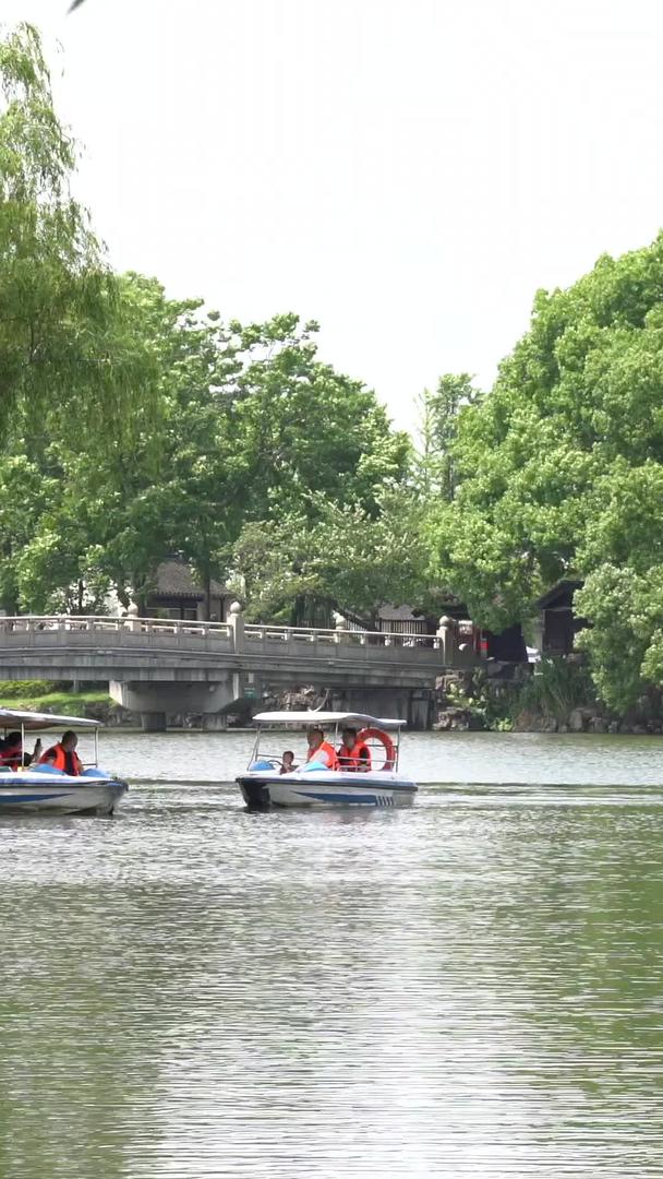 游客在公园划船视频的预览图