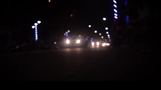 城市的汽车灯光和街道场景出现在模糊的夜景中视频的预览图