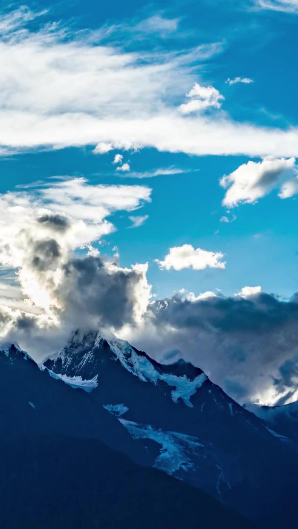 西藏最美丽的317国道雪山晚上延迟材料视频的预览图