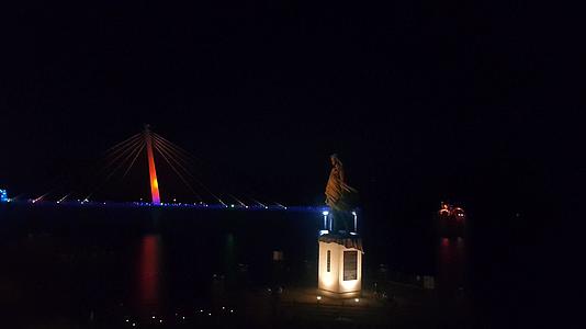 一尊美丽的城市夜景雕像和河边的桥梁视频的预览图