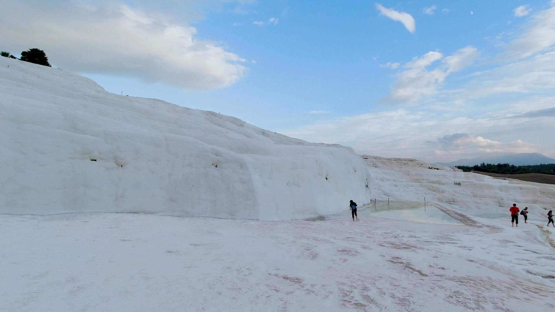 4K土耳其旅胜地游洁白如雪的棉花堡视频的预览图