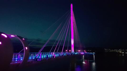 晚上我看到一座美丽的桥视频的预览图