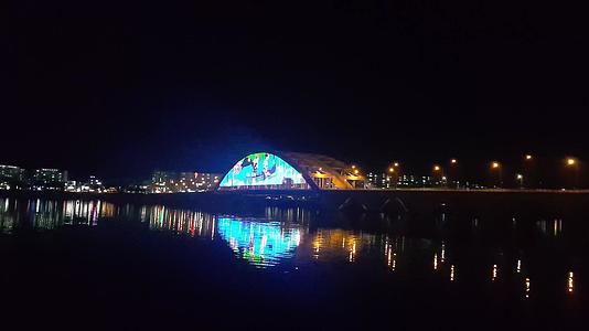 晚上看到一座美丽的桥晚上在海上穿过大海视频的预览图