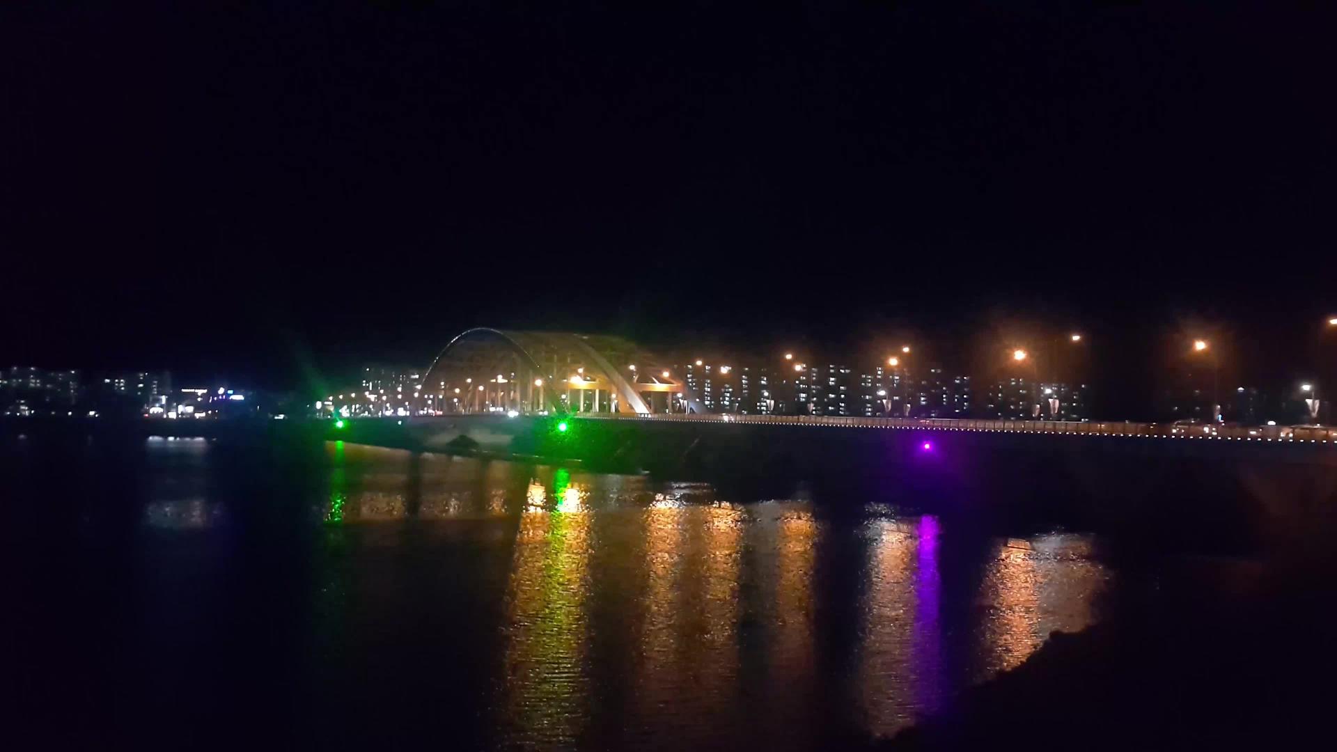 晚上我看到一座美丽的桥视频的预览图