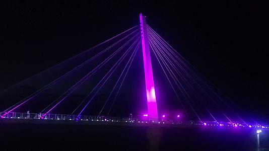 一座城市夜景桥在河边视频的预览图