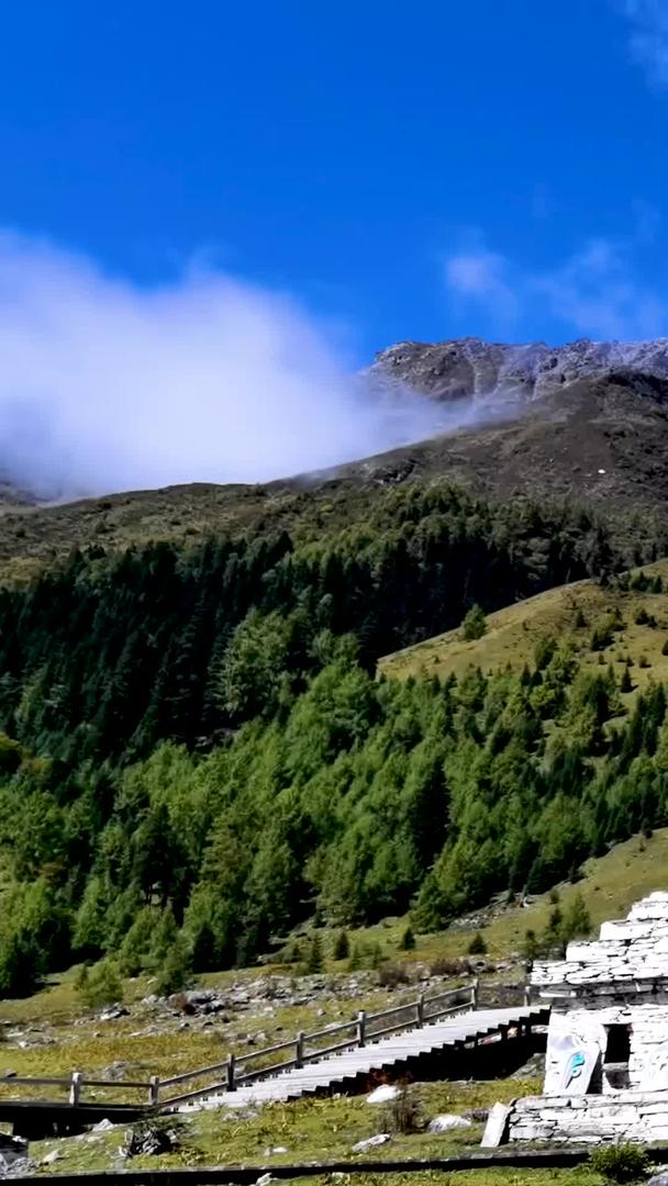 四姑娘山景区白塔及远处雪山自然风光延时视频的预览图