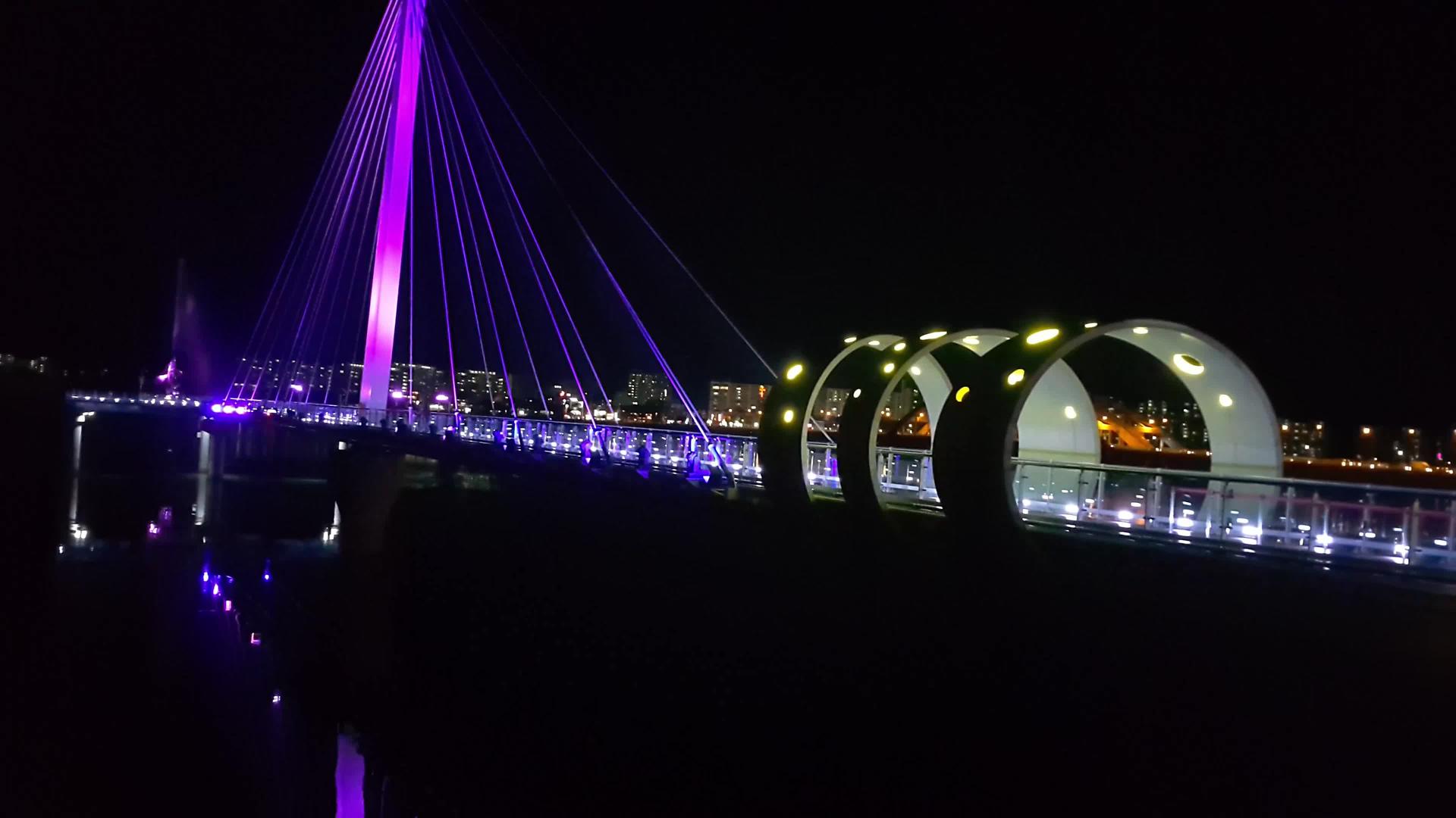 晚上看到一座美丽的桥 晚上在海上穿过大海视频的预览图