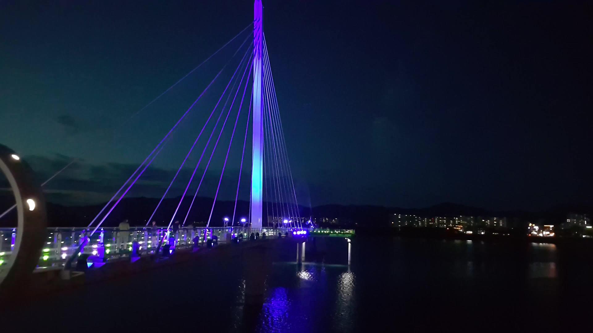 晚上看到一座美丽的桥晚上在海上穿过大海视频的预览图