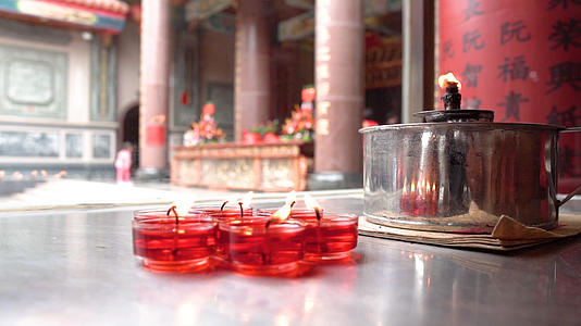 寺庙里燃烧的香烛视频的预览图